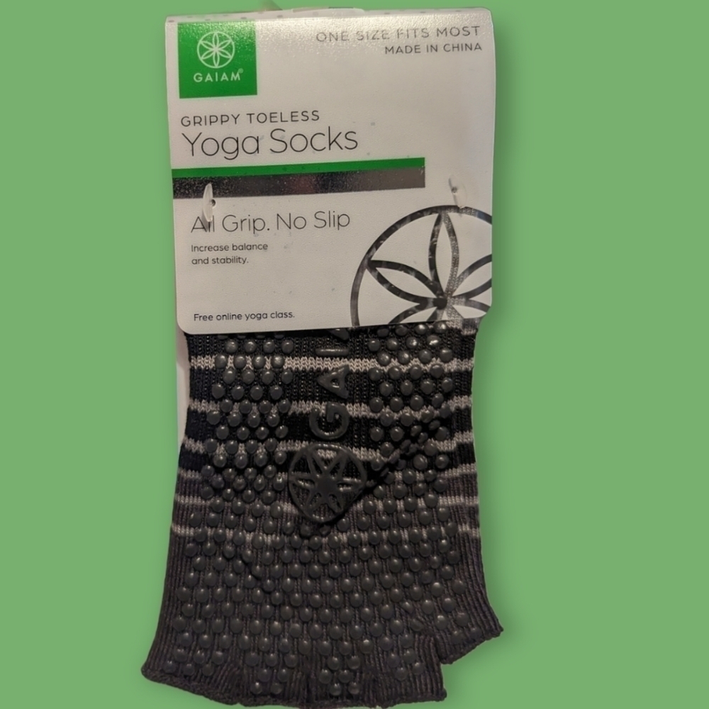 𝅺GAIAM toeless yoga socks